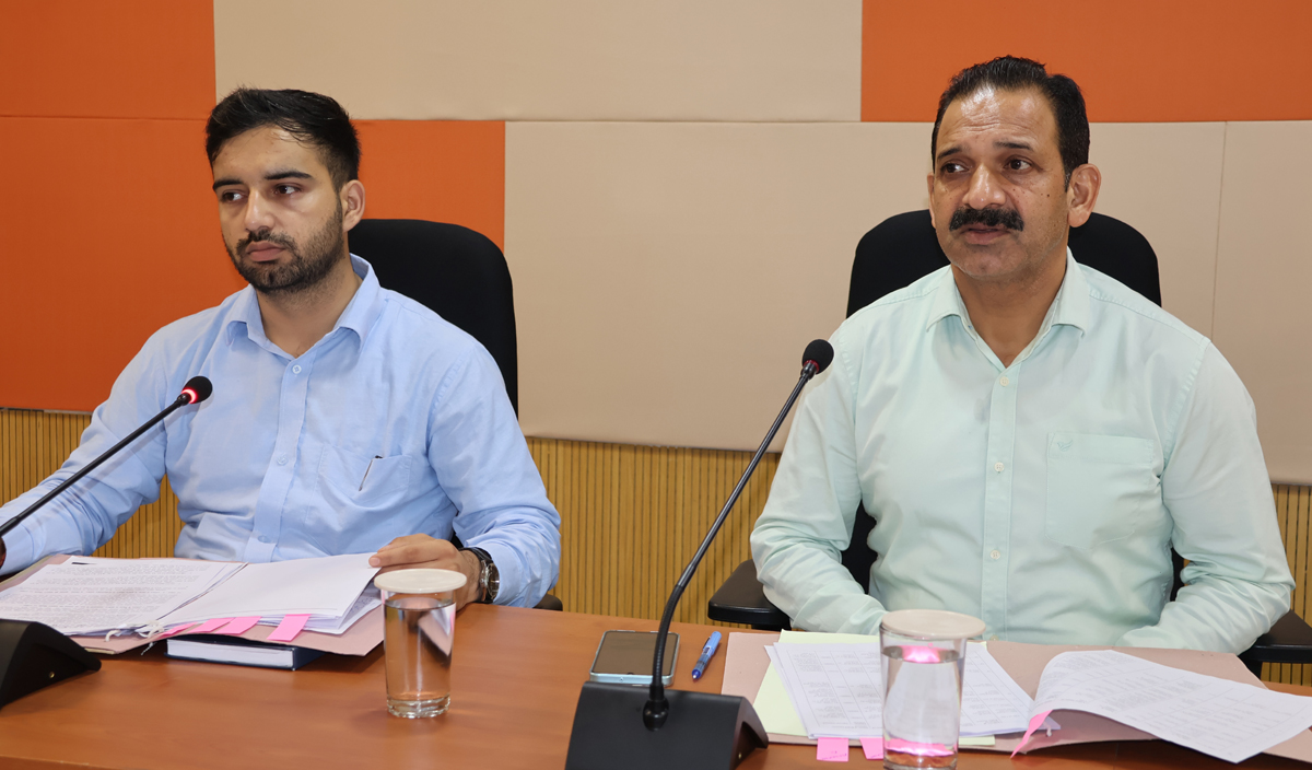 बैठक की अध्यक्षता करते हुए एडीसी कांगड़ा। बैठक की अध्यक्षता करते हुए एडीसी कांगड़ा।