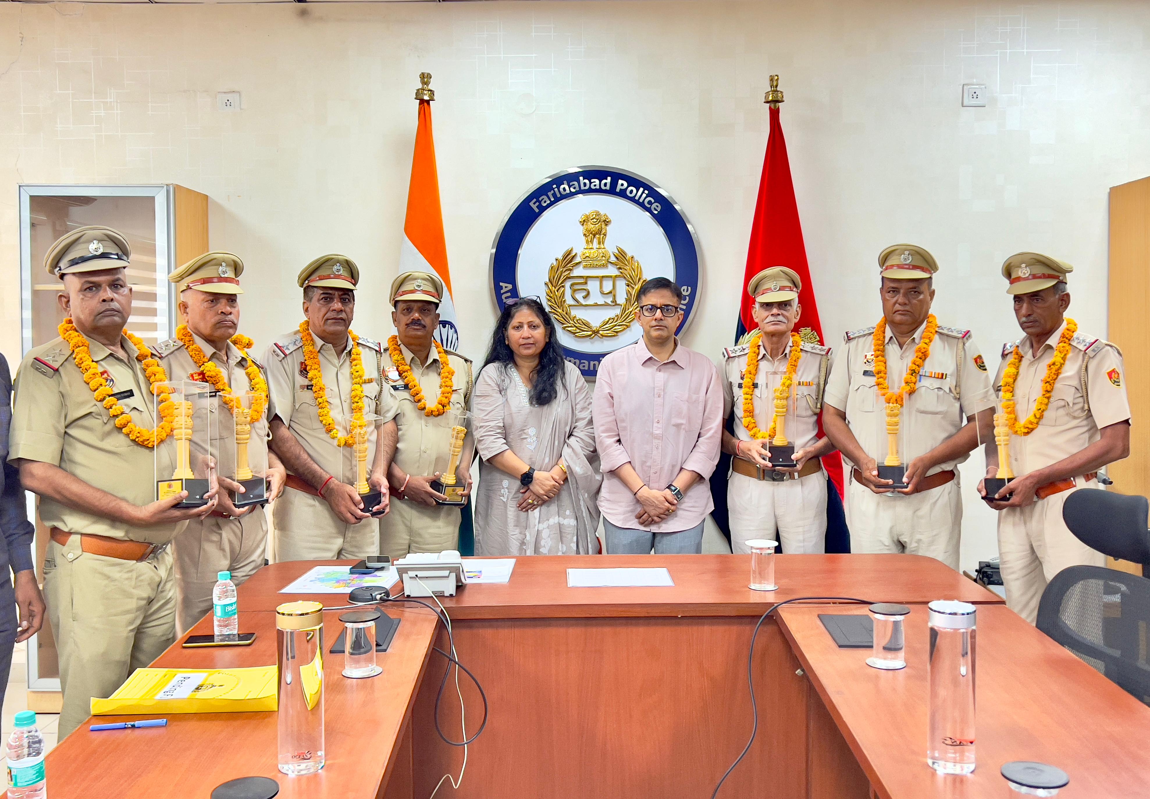 सेवानिवृत्त कर्मचारी पुलिस उपायुक्त मुख्यालय अभिषेक जोरवाल व अन्य कर्मचारियों के साथ