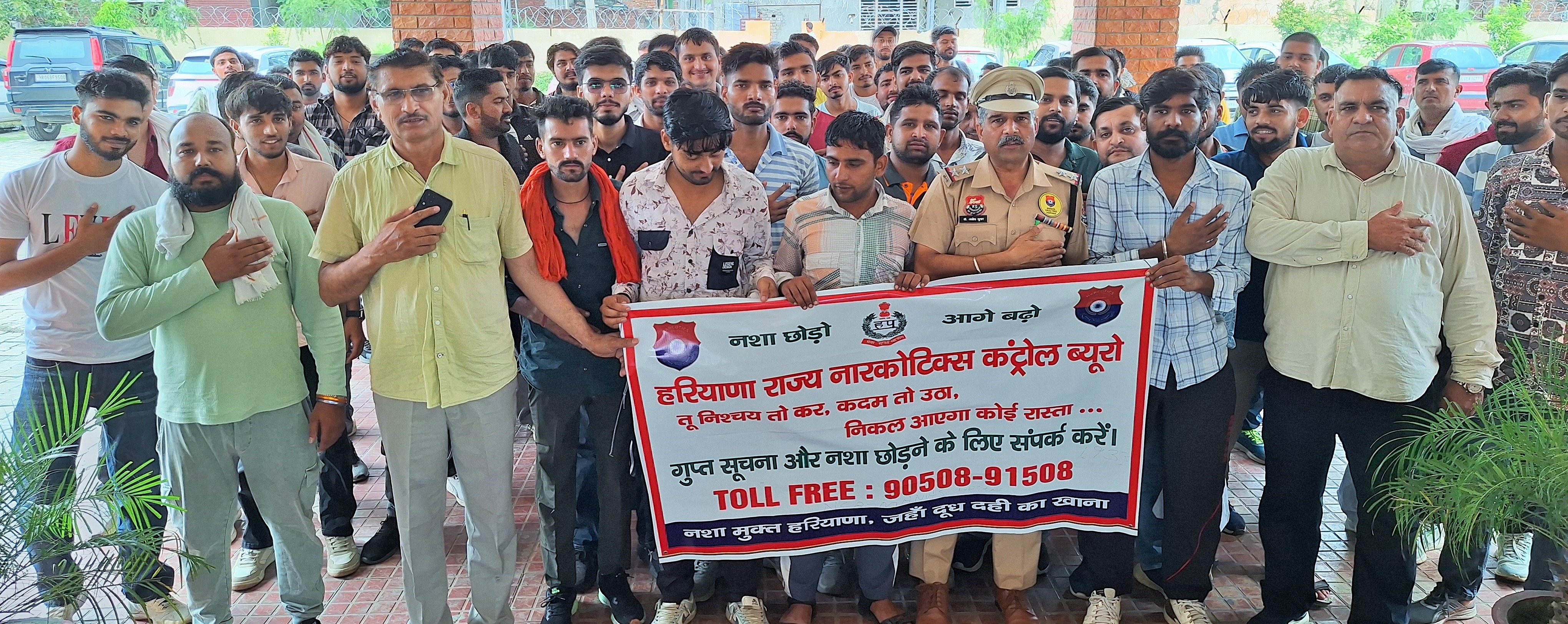 पानीपत बस स्टैंड पर नशे के खिलाफ शपथ दिलाते कार्यक्रम एवं पुनर्वास प्रभारी उप निरीक्षक डॉ. अशोक कुमार वर्मा पानीपत बस स्टैंड पर नशे के खिलाफ शपथ दिलाते कार्यक्रम एवं पुनर्वास प्रभारी उप निरीक्षक डॉ. अशोक कुमार वर्मा