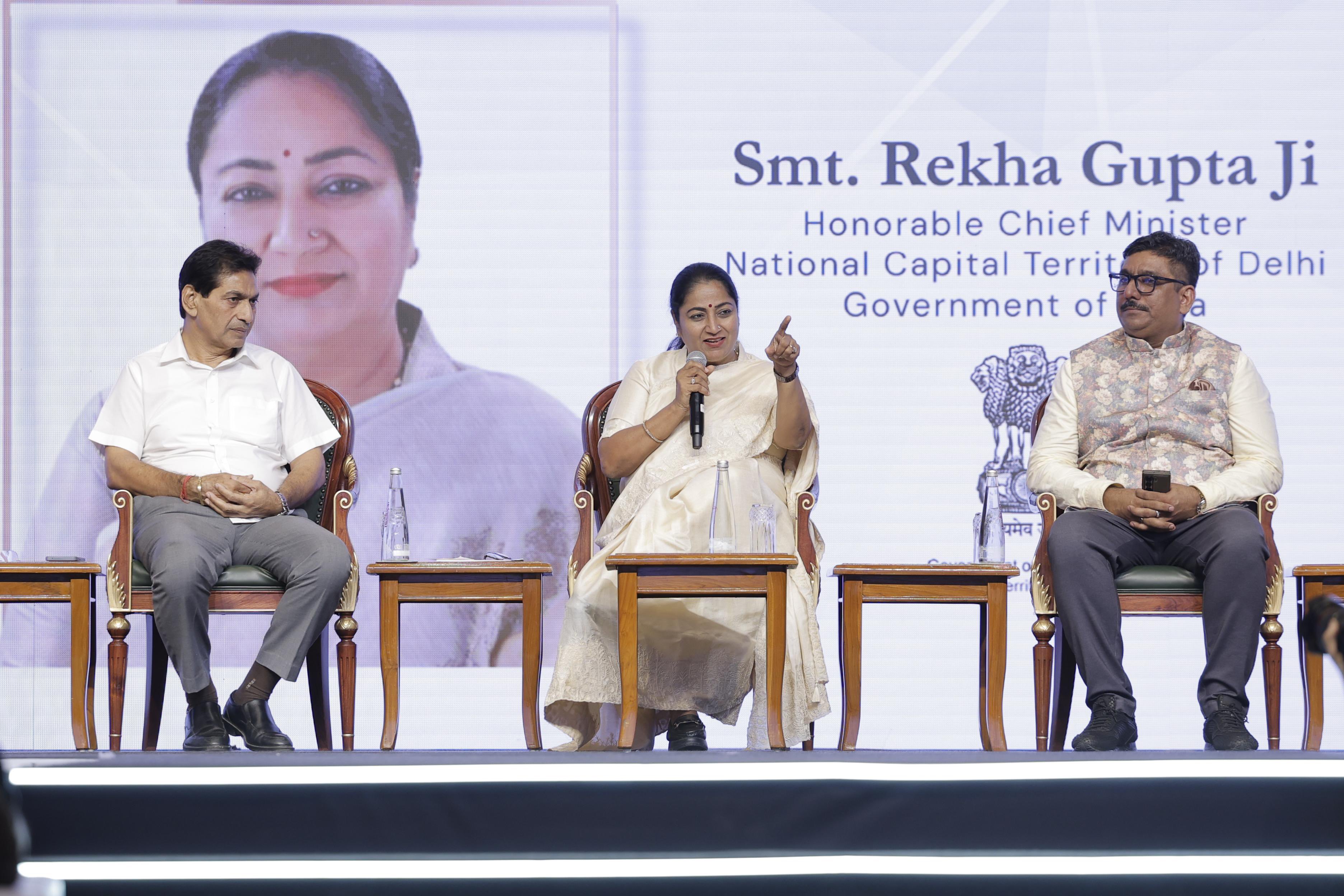 दिल्ली स्थित भारत मंडपम में आयोजित ग्लोबल आउटरीच समिट 2025 को बुधवार को संबोधित करती मुख्यमंत्री रेखा गुप्ता