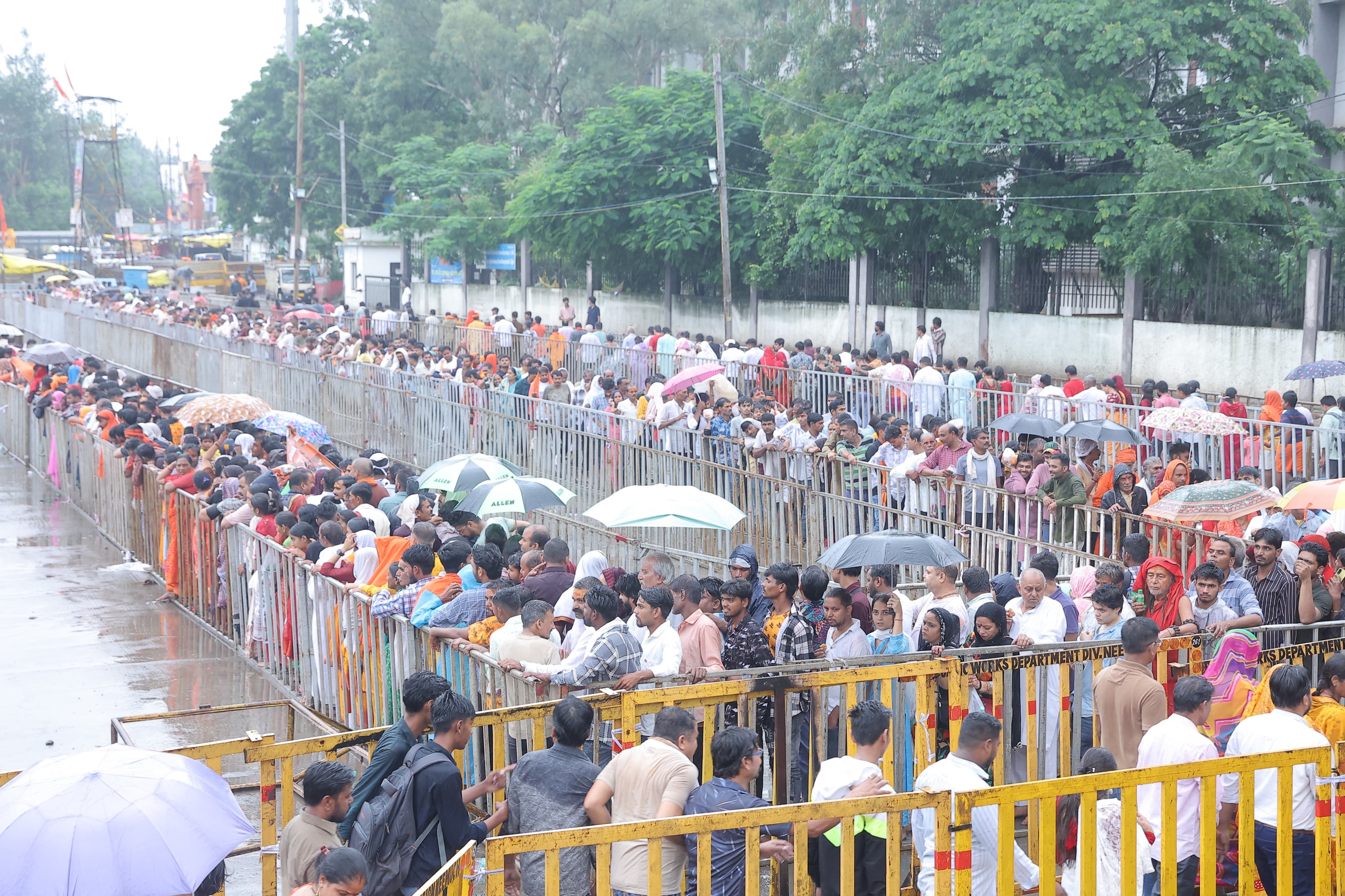 दो किमी लम्बी कतार ओर बारिश भी नहीं रोक पाई आस्था के सैलाब को दो किमी लम्बी कतार ओर बारिश भी नहीं रोक पाई आस्था के सैलाब को