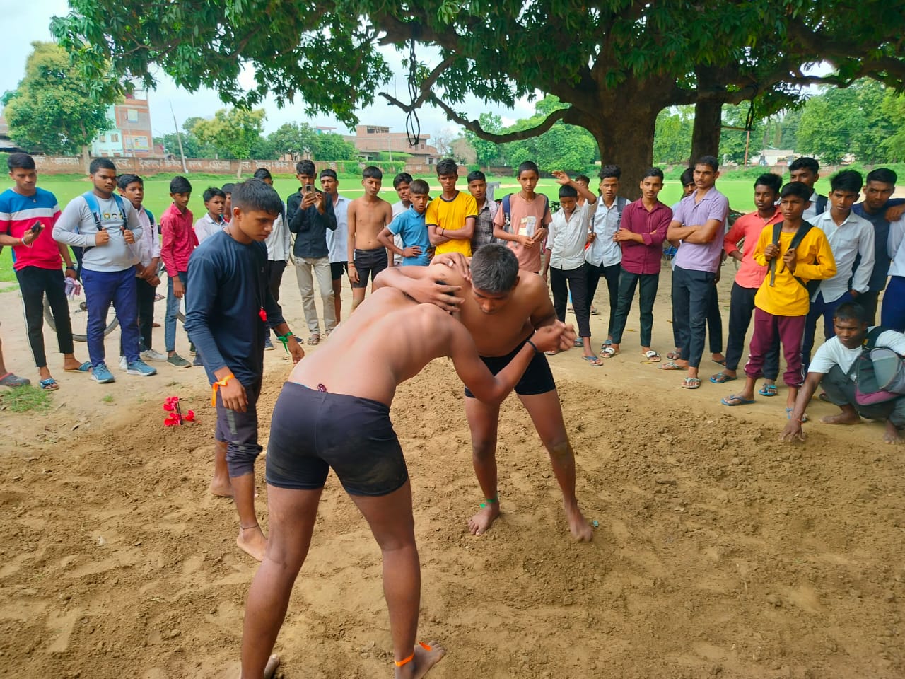 क्षेत्रीय विद्यालयी कुश्ती प्रतियोगिता में दाव आजमाते पहलवान।