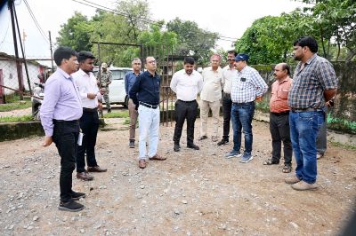 कलेक्टर और आयुक्त विकास कार्यो व प्रस्तावित कार्यो का स्थल निरीक्षण करते हुए कलेक्टर और आयुक्त विकास कार्यो व प्रस्तावित कार्यो का स्थल निरीक्षण करते हुए