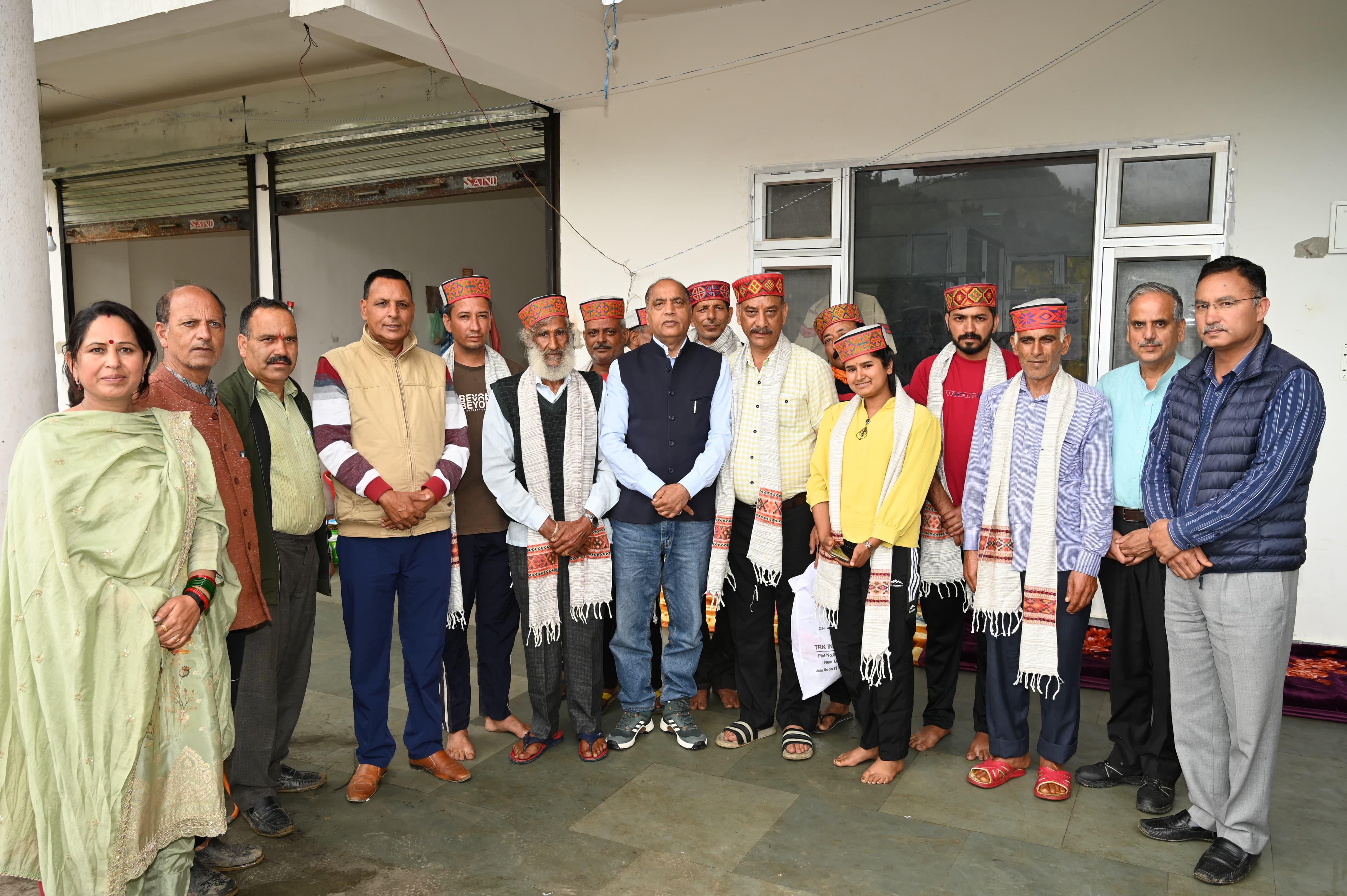 श्रीराम लंगर समिति के सेवादारों के साथ जयराम ठाकुर।
