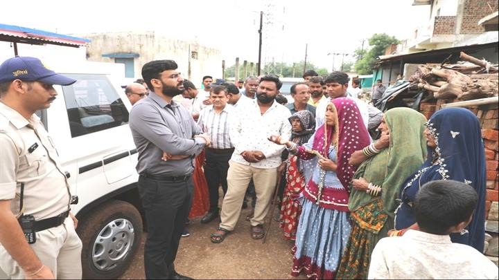 कलेक्टर ने किया शहर की विभिन्न स्लम बस्तियों का निरीक्षण कलेक्टर ने किया शहर की विभिन्न स्लम बस्तियों का निरीक्षण
