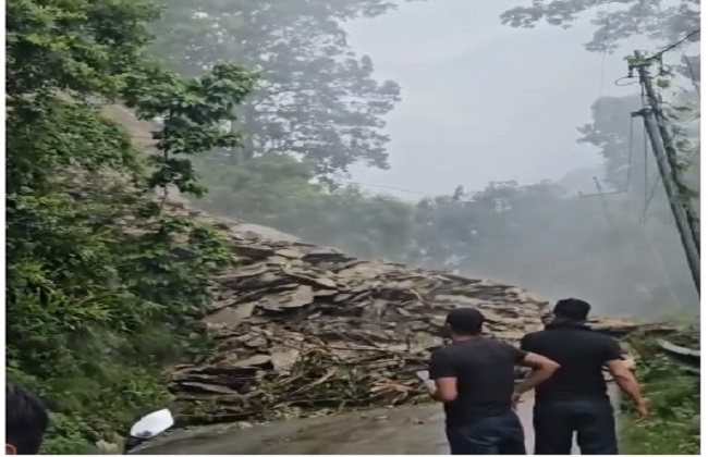 बारिश से पहाड़ों में भूस्खलन बारिश से पहाड़ों में भूस्खलन