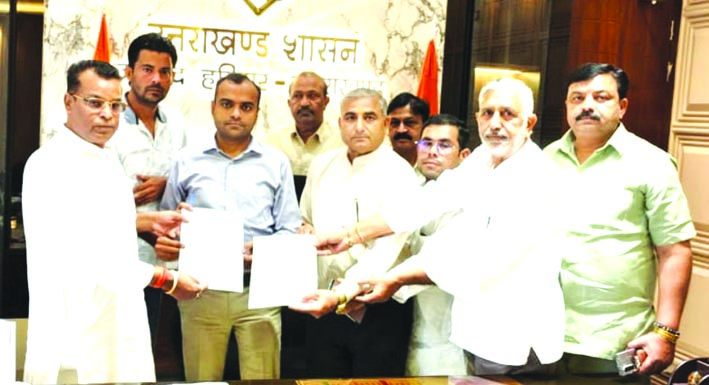 डीएम को पत्र सौंपता प्रतिनिधिमण्डल डीएम को पत्र सौंपता प्रतिनिधिमण्डल