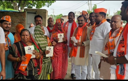 गांव में जनसंपर्क करते भाजपा के क्षेत्रीय पदाधिकारी ( वीडियो से ली गई फोटो) गांव में जनसंपर्क करते भाजपा के क्षेत्रीय पदाधिकारी ( वीडियो से ली गई फोटो)