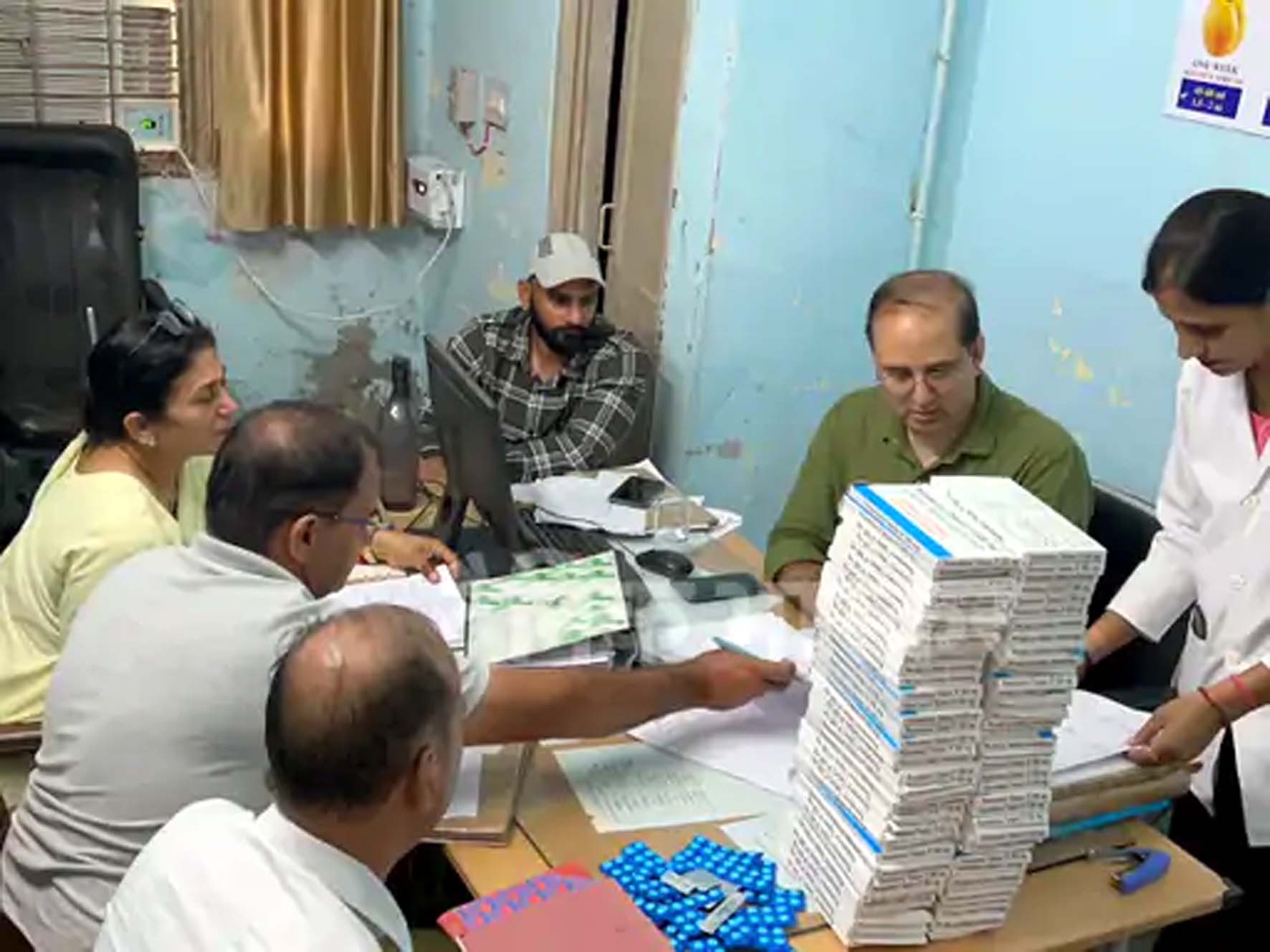 सीएचसी में जांच पड़ताल करते सीएम फ्लाइंग टीम। सीएचसी में जांच पड़ताल करते सीएम फ्लाइंग टीम।