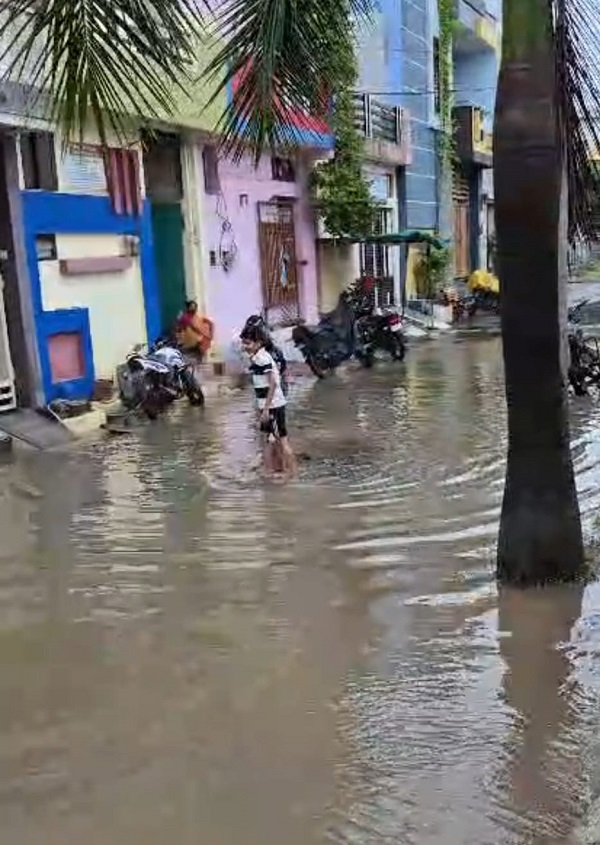 सांई आर्या कालोनी में घुटने भर पानी सांई आर्या कालोनी में घुटने भर पानी