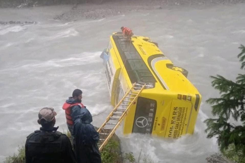गंदेरबल जिले में आईटीबीपी कर्मियों को ले जा रही बस सिंध नदी में गिरी