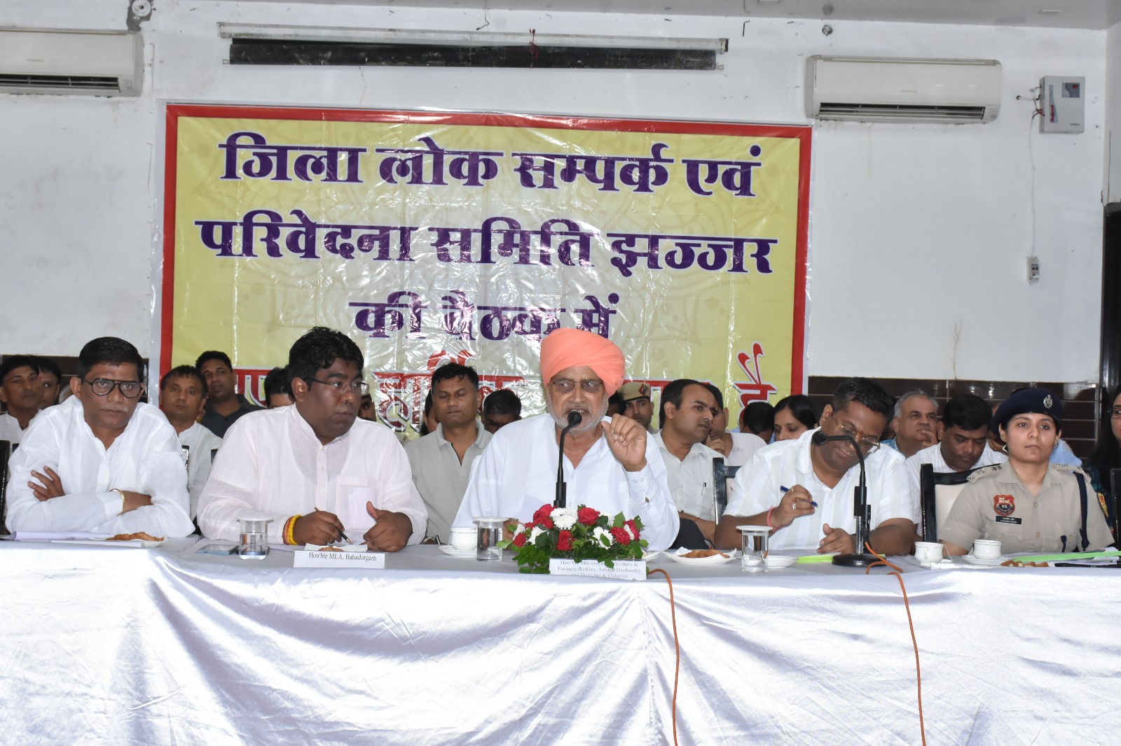 झज्जर जिला परवेदना समिति की बैठक में जन समस्याएं सुनते कृषि मंत्री श्याम सिंह राणा।