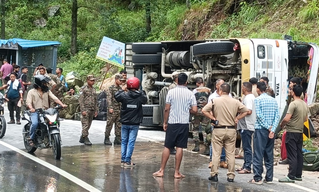 बदरीनाथ हाइवे पर पलटा सेना का वाहन। बदरीनाथ हाइवे पर पलटा सेना का वाहन।