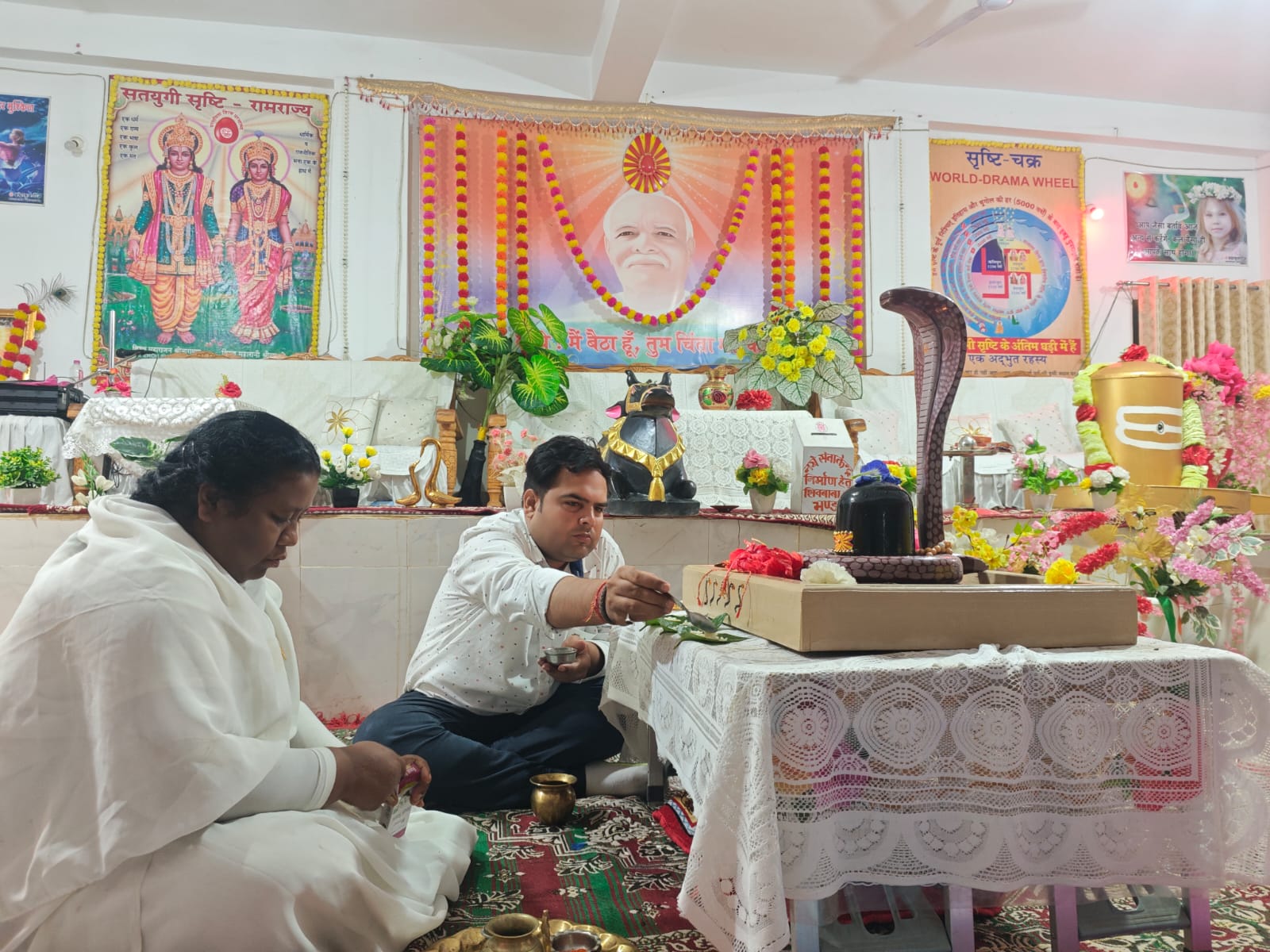 अनुष्ठान में शामिल श्रद्धालु और अतिथिगण अनुष्ठान में शामिल श्रद्धालु और अतिथिगण