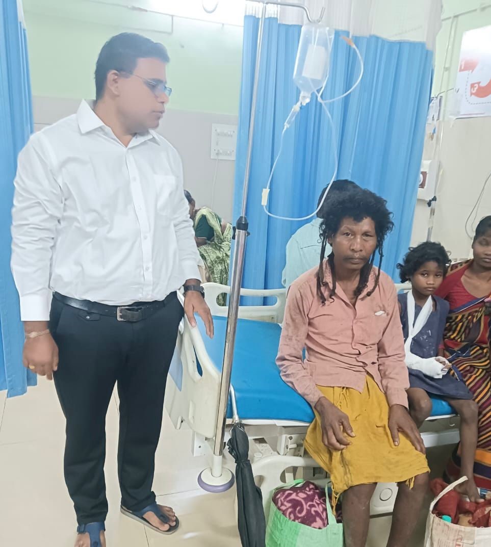 जिला अस्पताल धमतरी में भर्ती कमार छात्रा व उनके स्वजन।