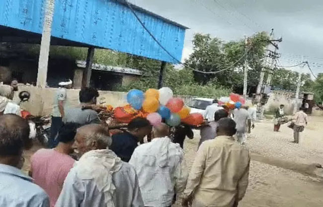 ढोल-बाजों के साथ अंतिम यात्रा निकालते हुए ग्रामीण।