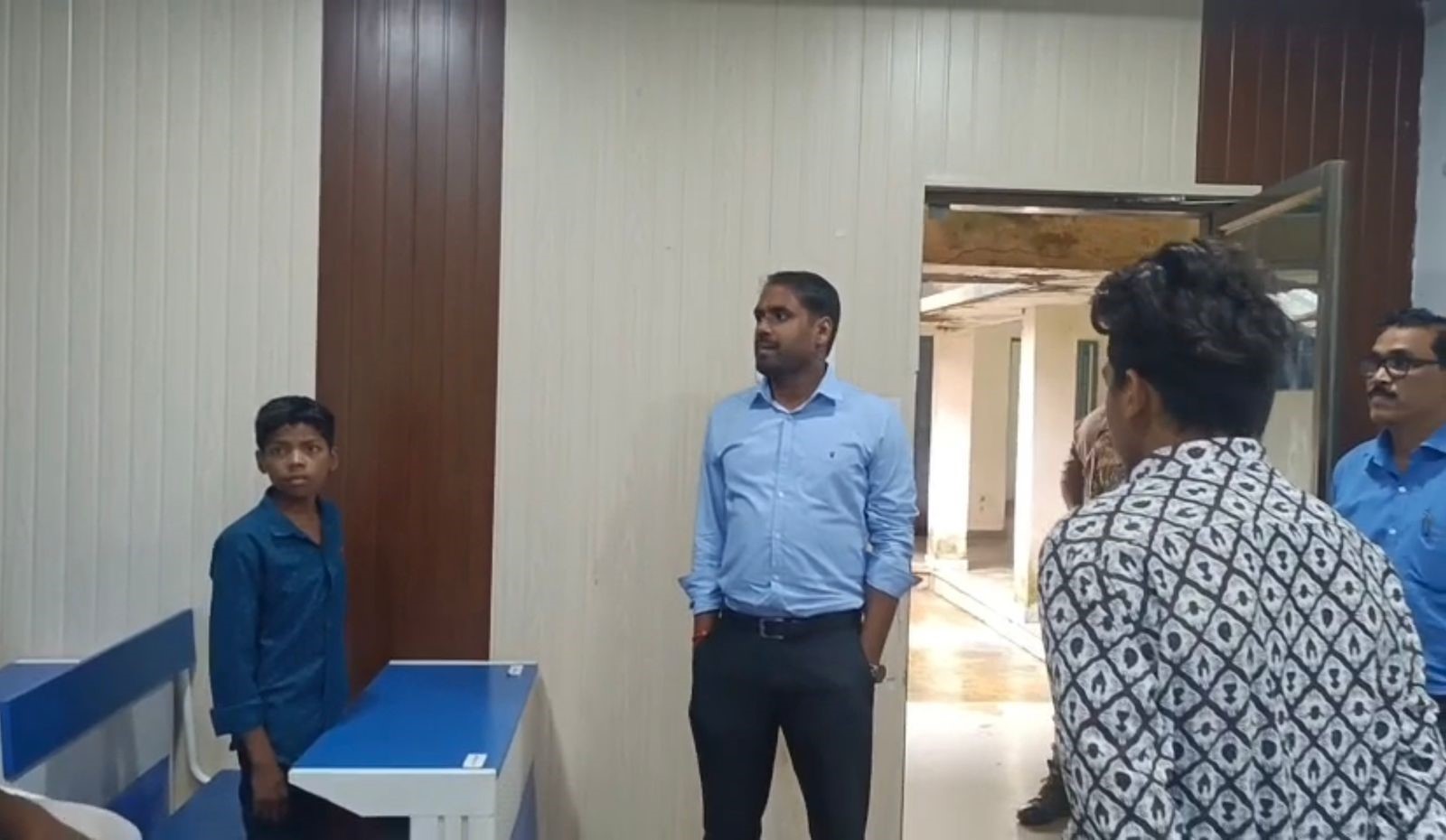 भटगांव आइटीआइ का निरीक्षण करते हुए कलेक्टर अबिनाश मिश्रा। भटगांव आइटीआइ का निरीक्षण करते हुए कलेक्टर अबिनाश मिश्रा।