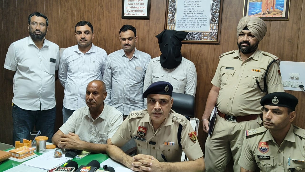 नशा तस्करी का खुलासा करते डीएसपी संदीप धनखड़। नशा तस्करी का खुलासा करते डीएसपी संदीप धनखड़।