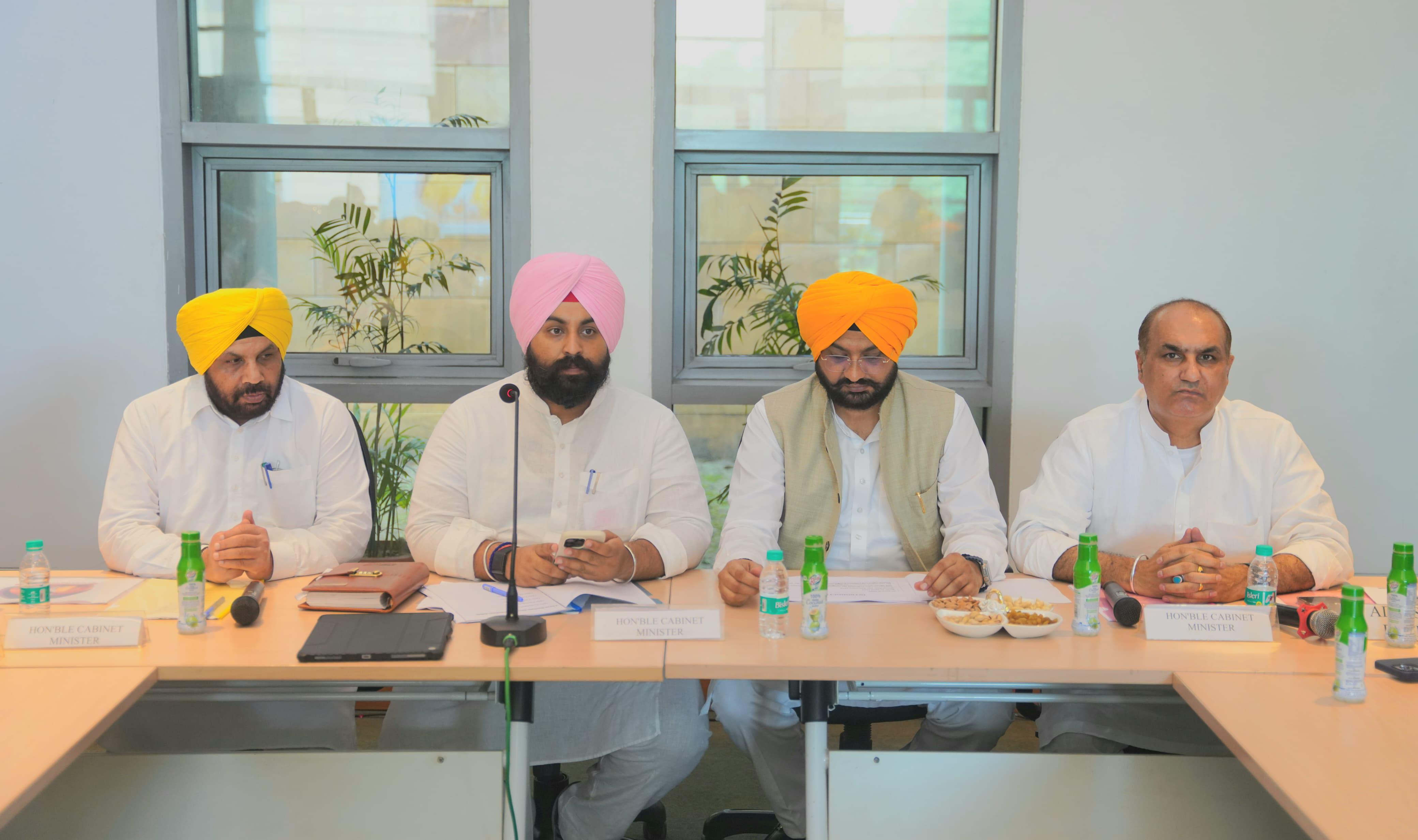 पंजाब के कैबिनेट मंत्री धार्मिक आयोजनों की जानकारी देते हुए पंजाब के कैबिनेट मंत्री धार्मिक आयोजनों की जानकारी देते हुए