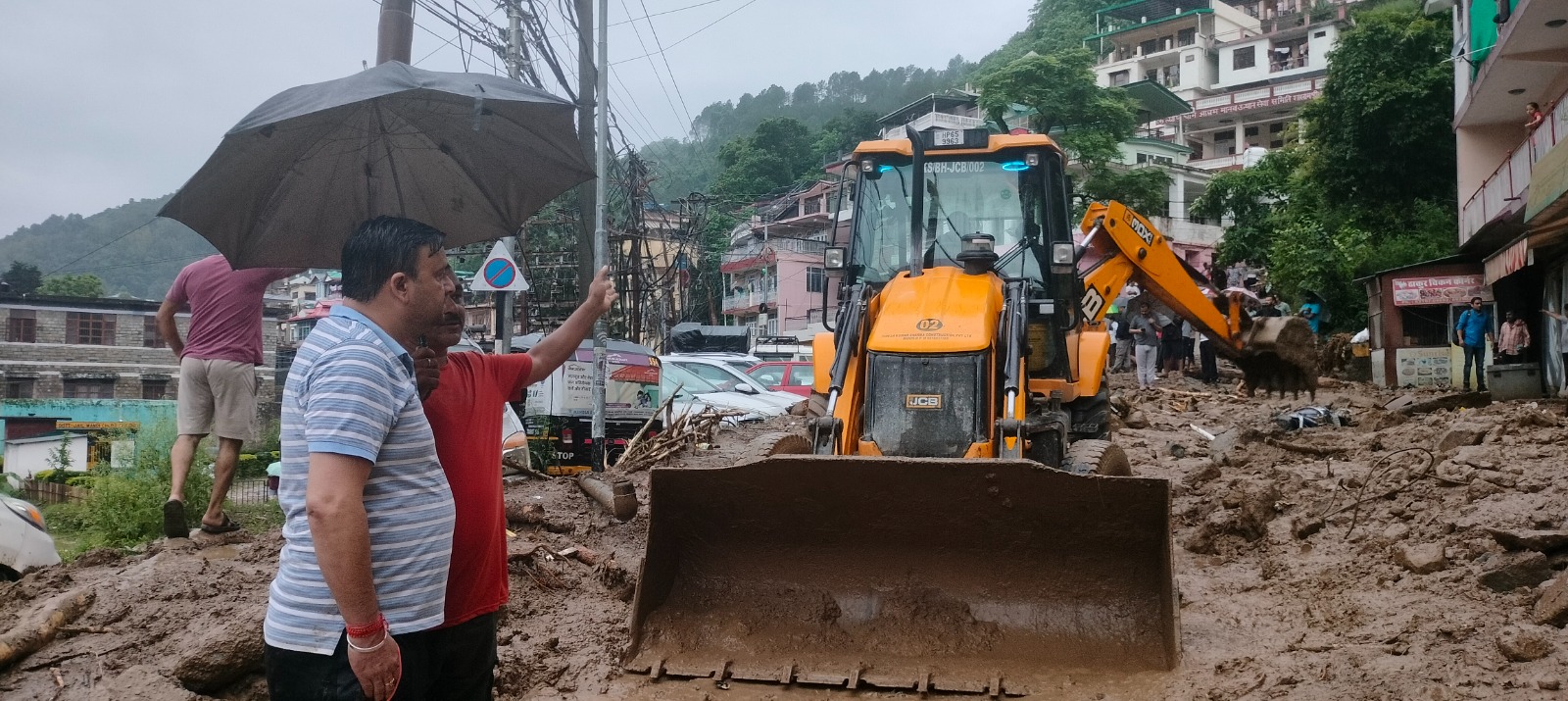 मंडी में सड़कों से मलबा हआती जेसीबी। मंडी में सड़कों से मलबा हआती जेसीबी।