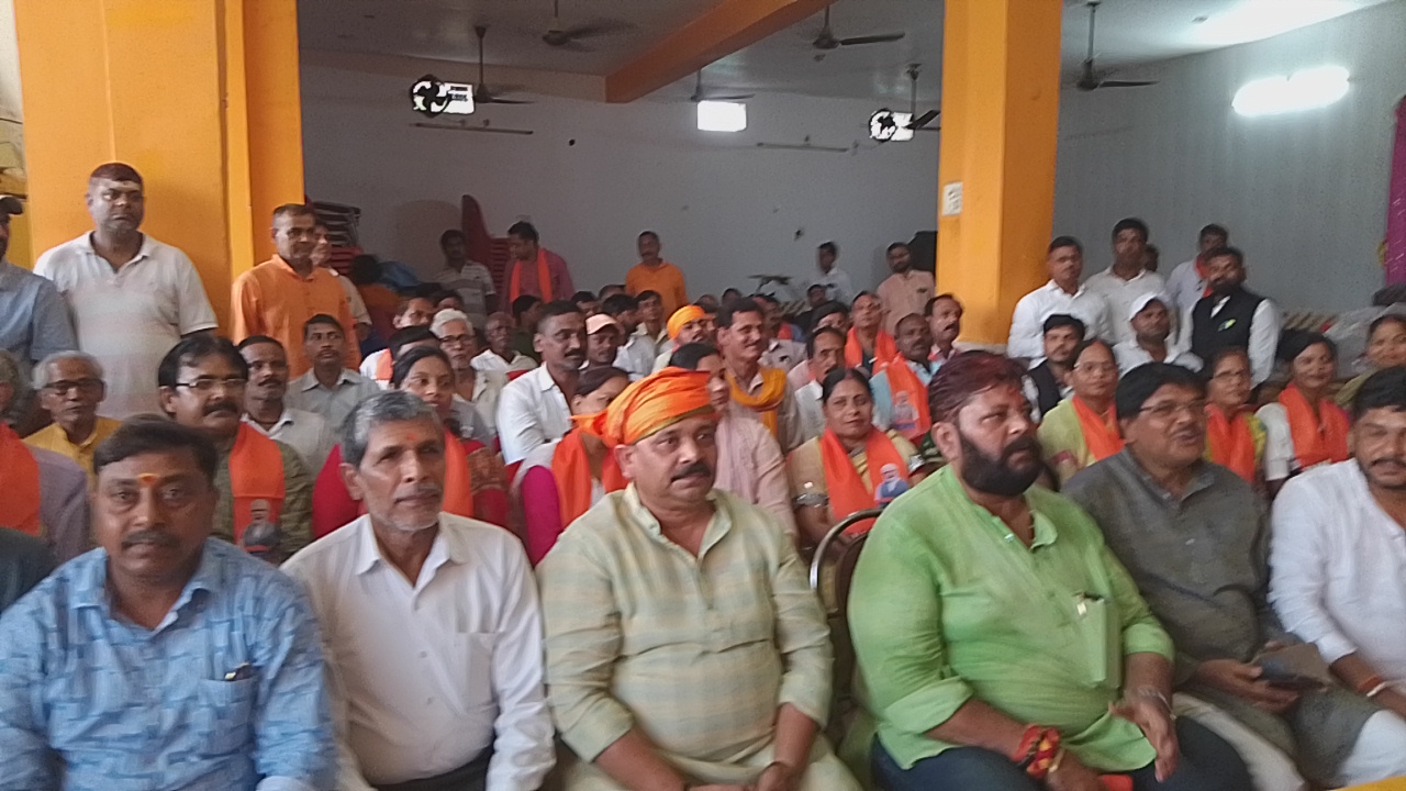 जनसभा को लेकर आयोजित बैठक में मंत्री रविन्द्र जनसभा को लेकर आयोजित बैठक में मंत्री रविन्द्र