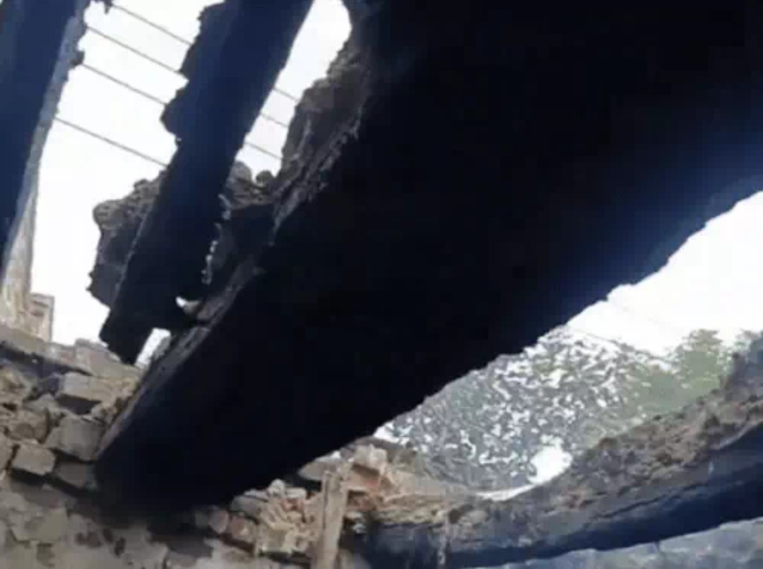 गैस सिलेंडर फटने से उड़ी घर की छत