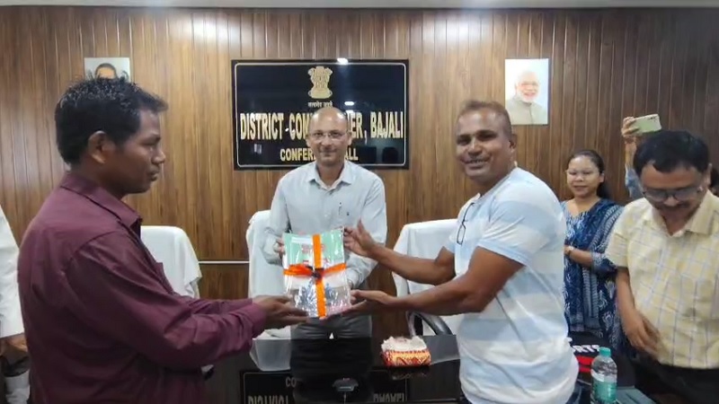 असमः बजाली जिला आयुक्त कार्यालय में कृषि यांत्रिकीकरण उप योजना के तहत ट्रैक्टर वितरण का दृश्य असमः बजाली जिला आयुक्त कार्यालय में कृषि यांत्रिकीकरण उप योजना के तहत ट्रैक्टर वितरण का दृश्य