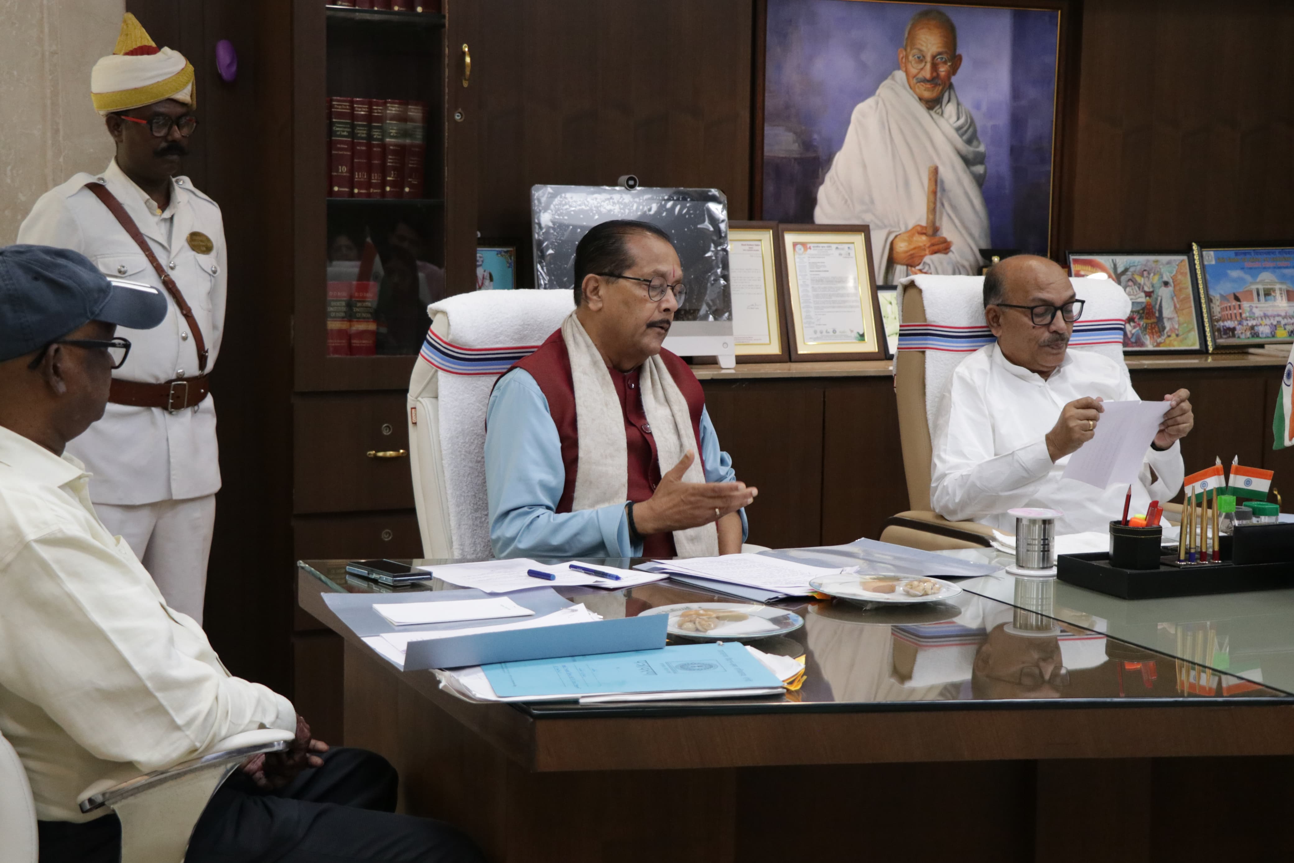 बैठक की तस्वीर बैठक की तस्वीर