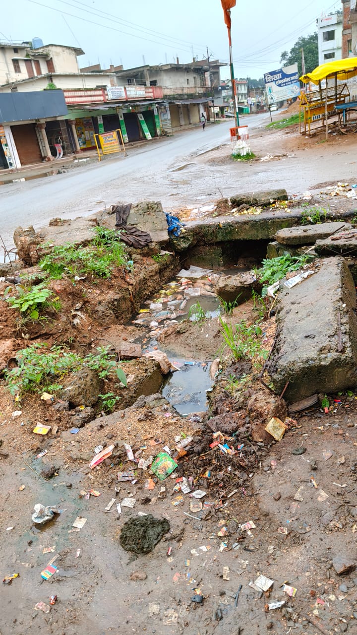 गंदगी से बजबजाती नालियां गंदगी से बजबजाती नालियां