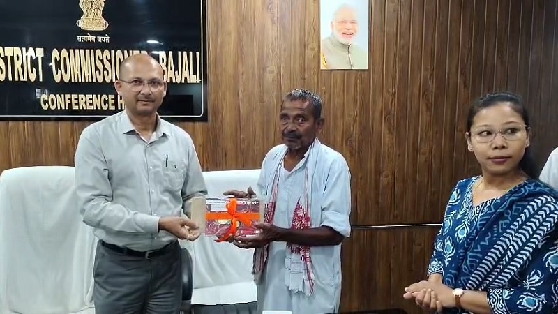 असमः बजाली जिला आयुक्त कार्यालय में कृषि यांत्रिकीकरण उप योजना के तहत ट्रैक्टर वितरण का दृश्य असमः बजाली जिला आयुक्त कार्यालय में कृषि यांत्रिकीकरण उप योजना के तहत ट्रैक्टर वितरण का दृश्य