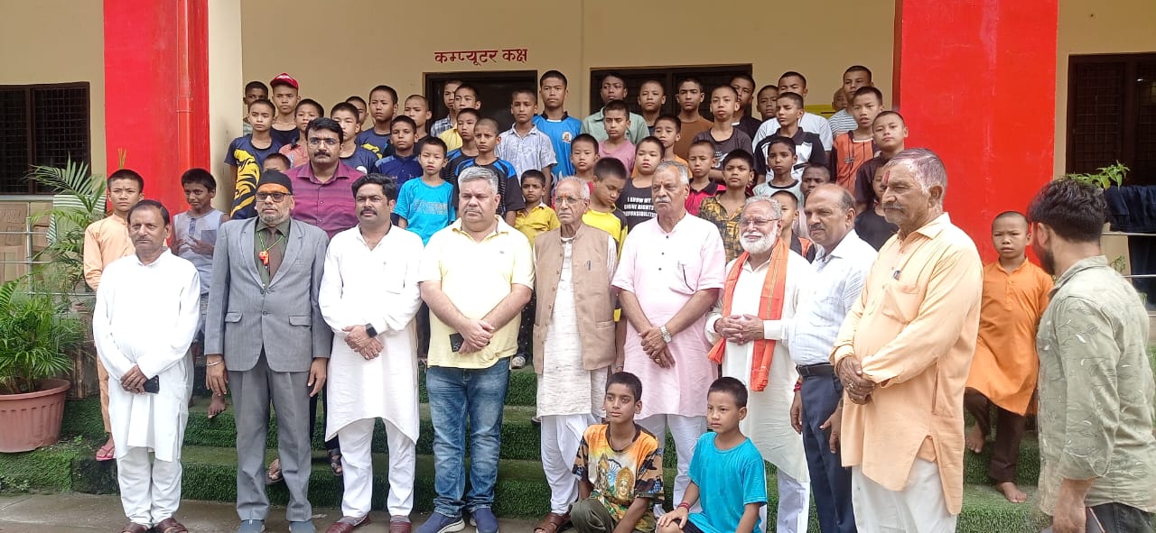 बच्चों एवं स्टाफ के साथ चंपत राय