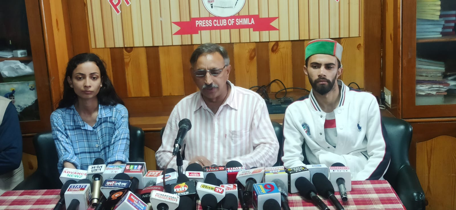 थुनाग कॉलेज के छात्र व अभिभावक थुनाग कॉलेज के छात्र व अभिभावक