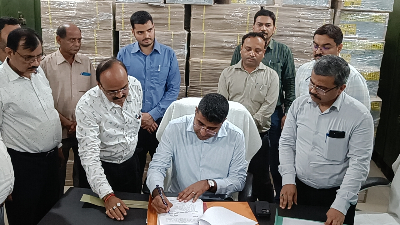 नवागत जिलाधिकारी दीपक मीणा पदभार किए ग्रहण* नवागत जिलाधिकारी दीपक मीणा पदभार किए ग्रहण*