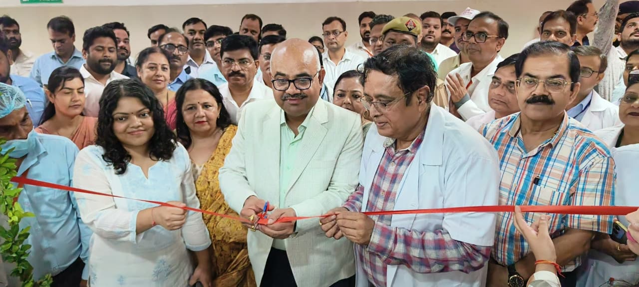 जिलाधिकारी लैब का उद्घाटन फीता काटते हुए जिलाधिकारी लैब का उद्घाटन फीता काटते हुए