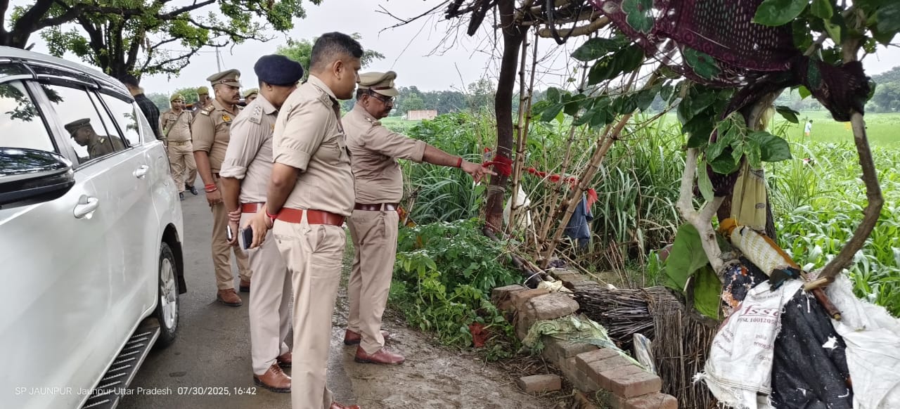 पुलिस अधीक्षक डॉ कौस्तुभ घटना स्थल का निरीक्षण करते हुए पुलिस अधीक्षक डॉ कौस्तुभ घटना स्थल का निरीक्षण करते हुए