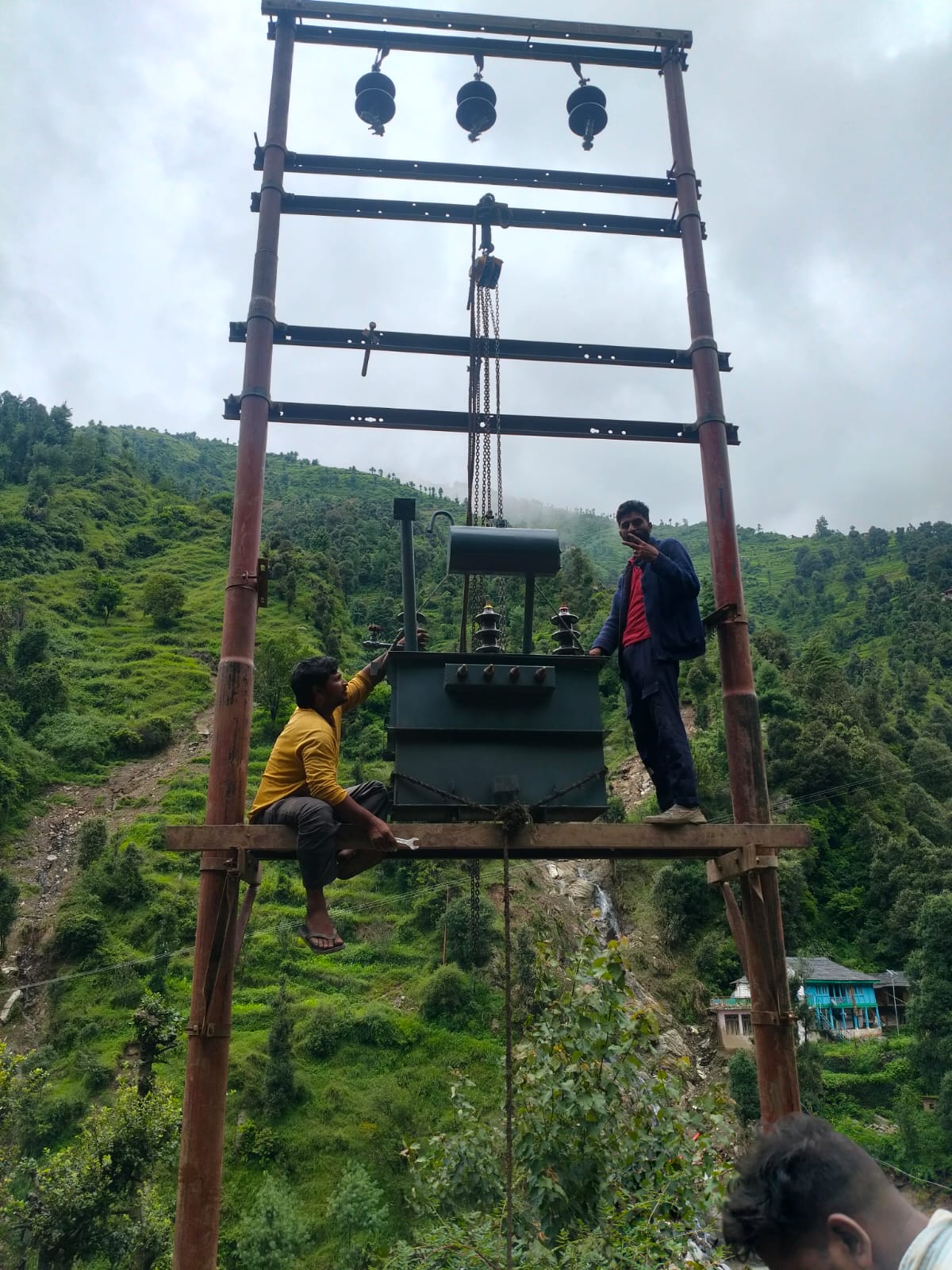 बिजली सेवाओं की बहाली में जुटे बिजली मजदूर।