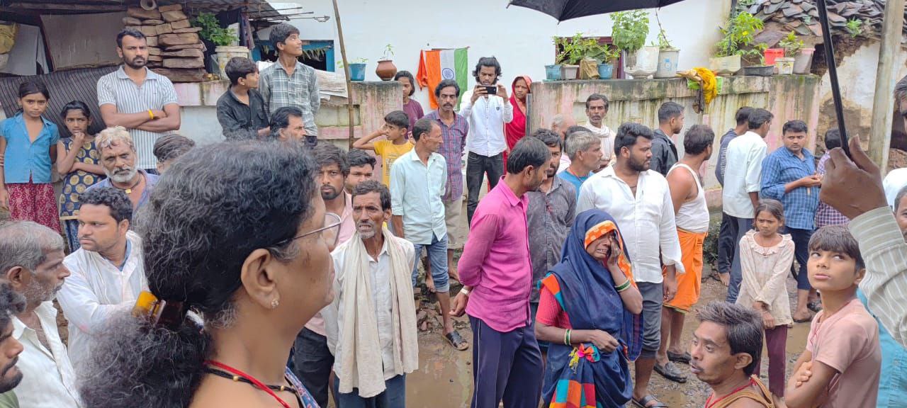 दमोह-बाढ में फंसे ग्राम सगोरिया में 179 लोगों का रेस्क्यू दमोह-बाढ में फंसे ग्राम सगोरिया में 179 लोगों का रेस्क्यू