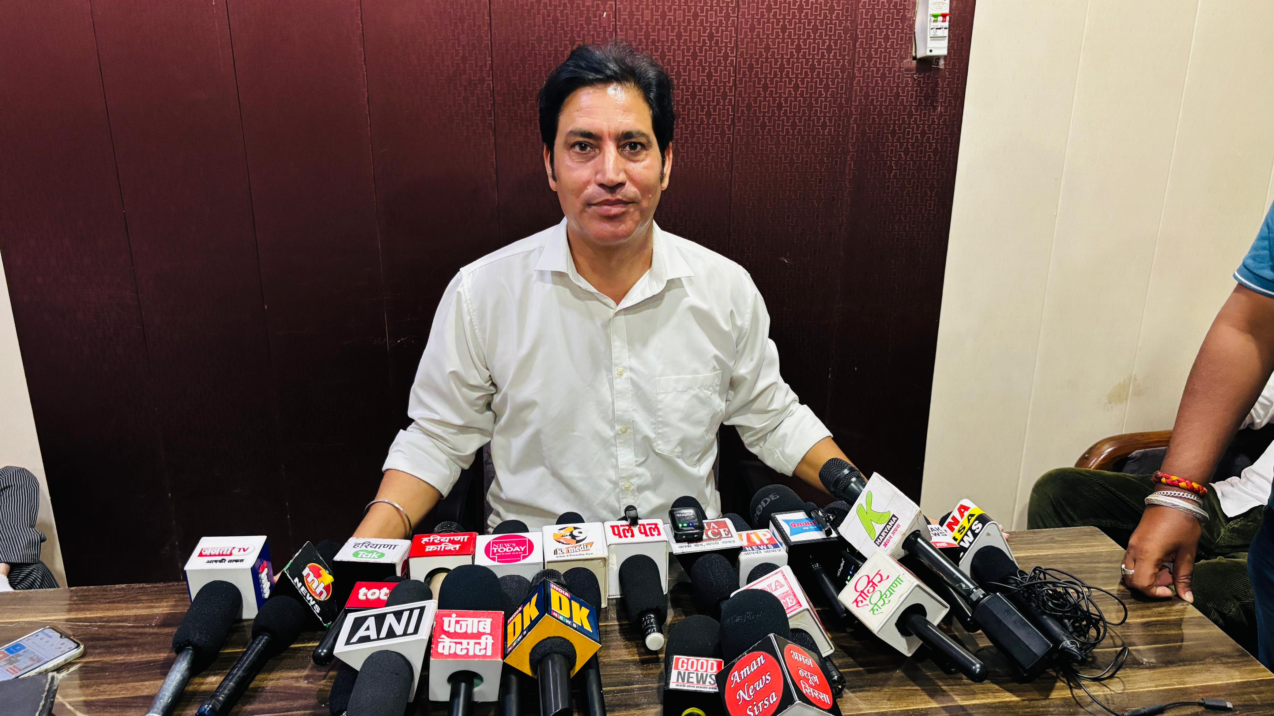 मीडिया से बातचीत करते सर्वमित्र कंबोज।