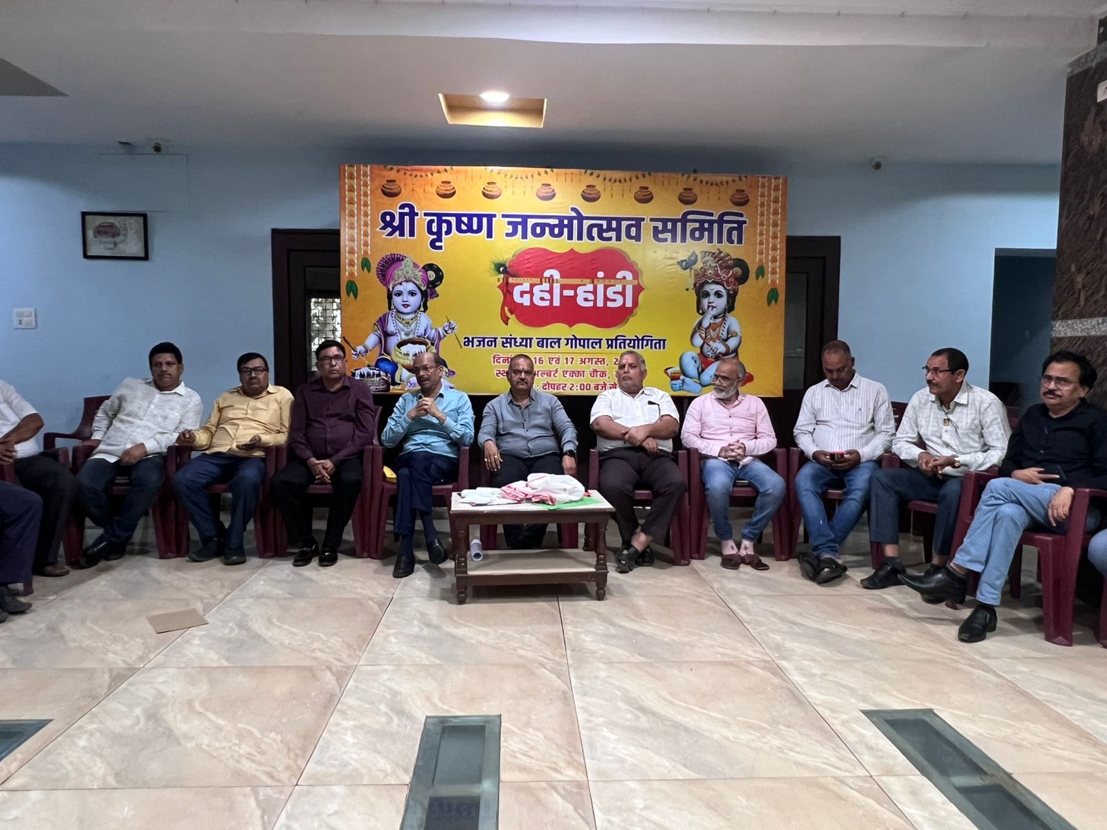 दही हांडी प्रतियोगिता को लेकर जानकारी देते समिति के सदस्य दही हांडी प्रतियोगिता को लेकर जानकारी देते समिति के सदस्य