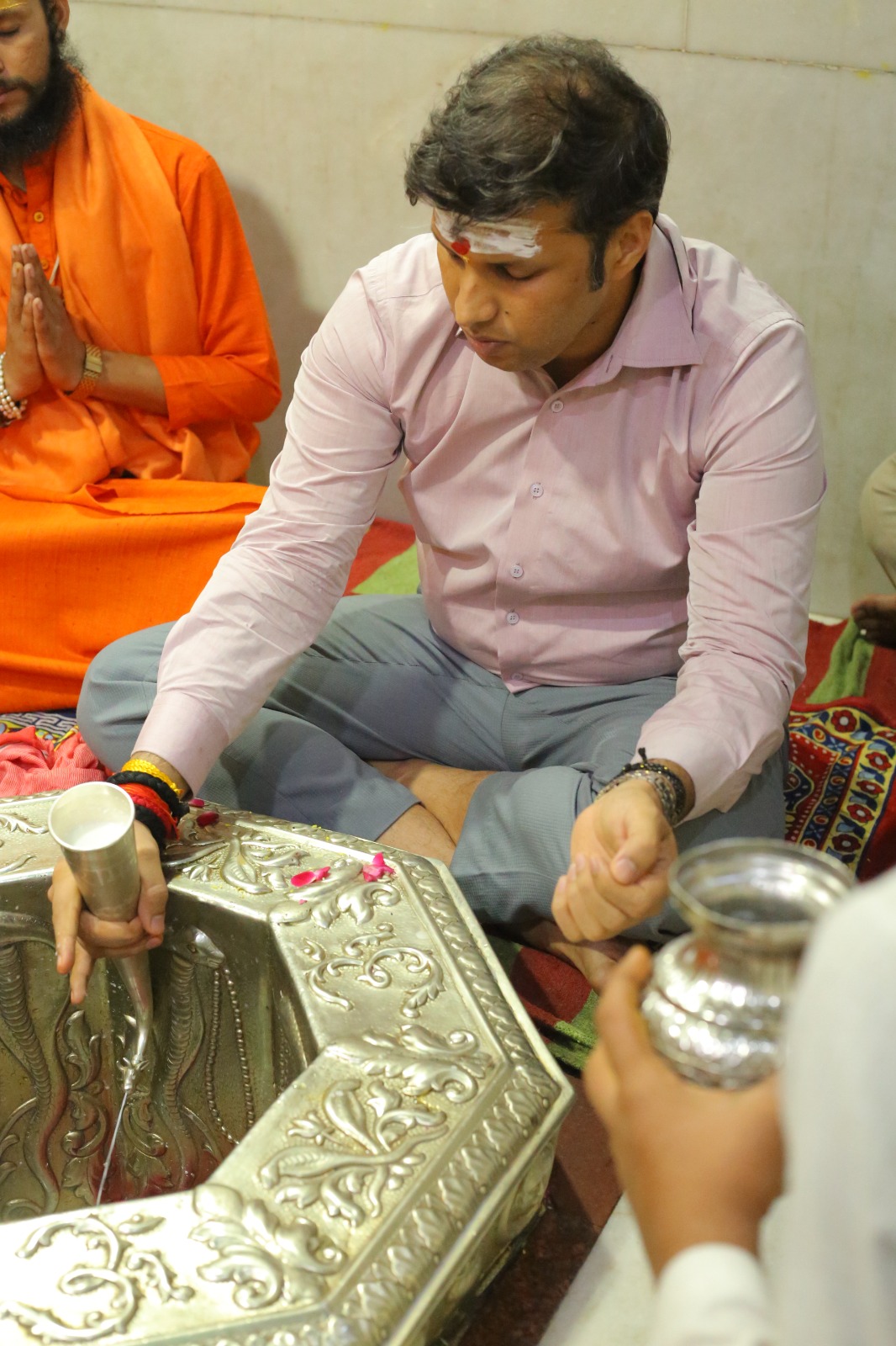 दूधेश्वरनाथ में रुद्राभिषेक करते नव नियुक्त जिलाधिकारी दूधेश्वरनाथ में रुद्राभिषेक करते नव नियुक्त जिलाधिकारी