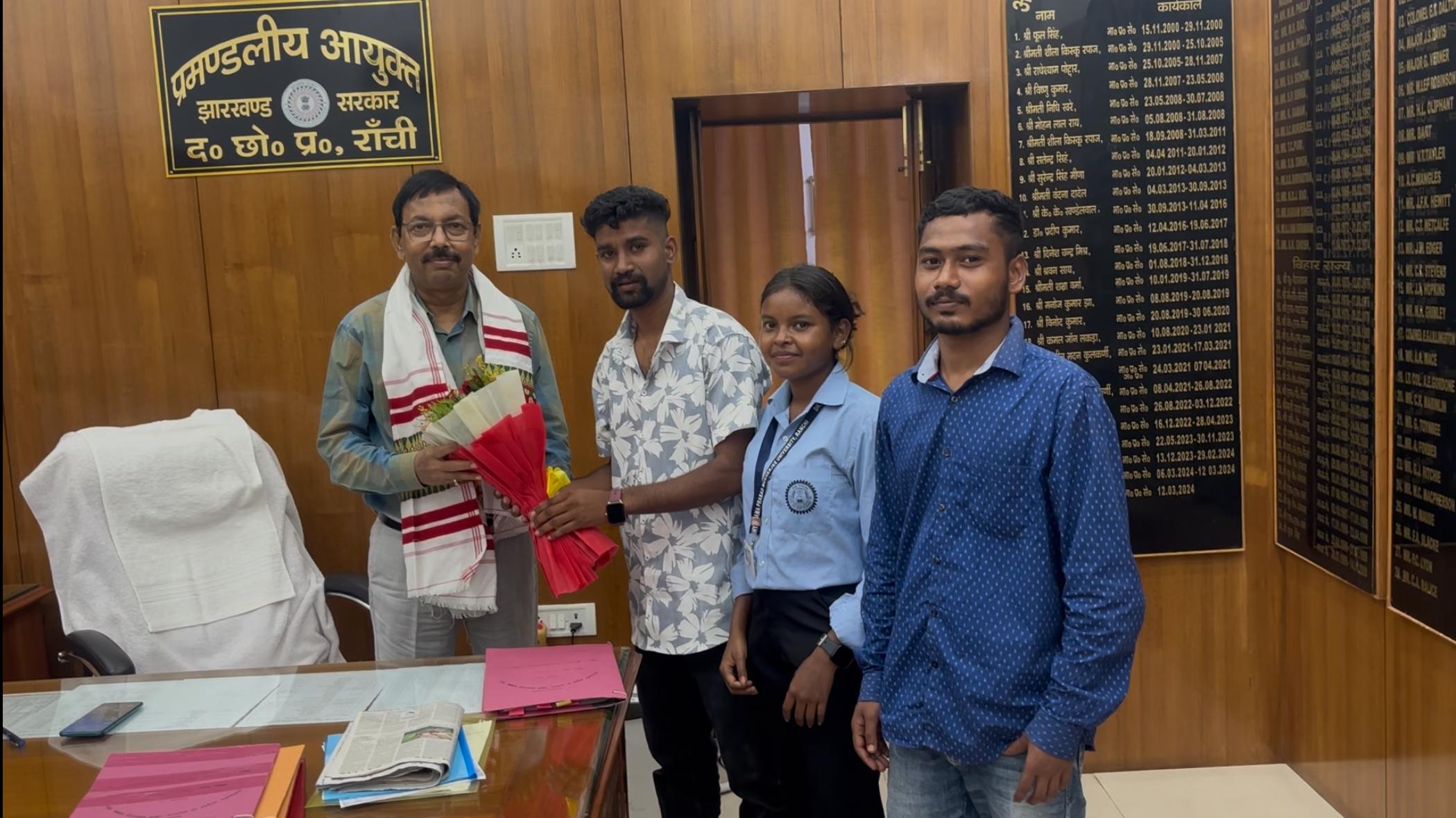 मुलाकात करते प्रतिनिधिमंडल सदस्य मुलाकात करते प्रतिनिधिमंडल सदस्य