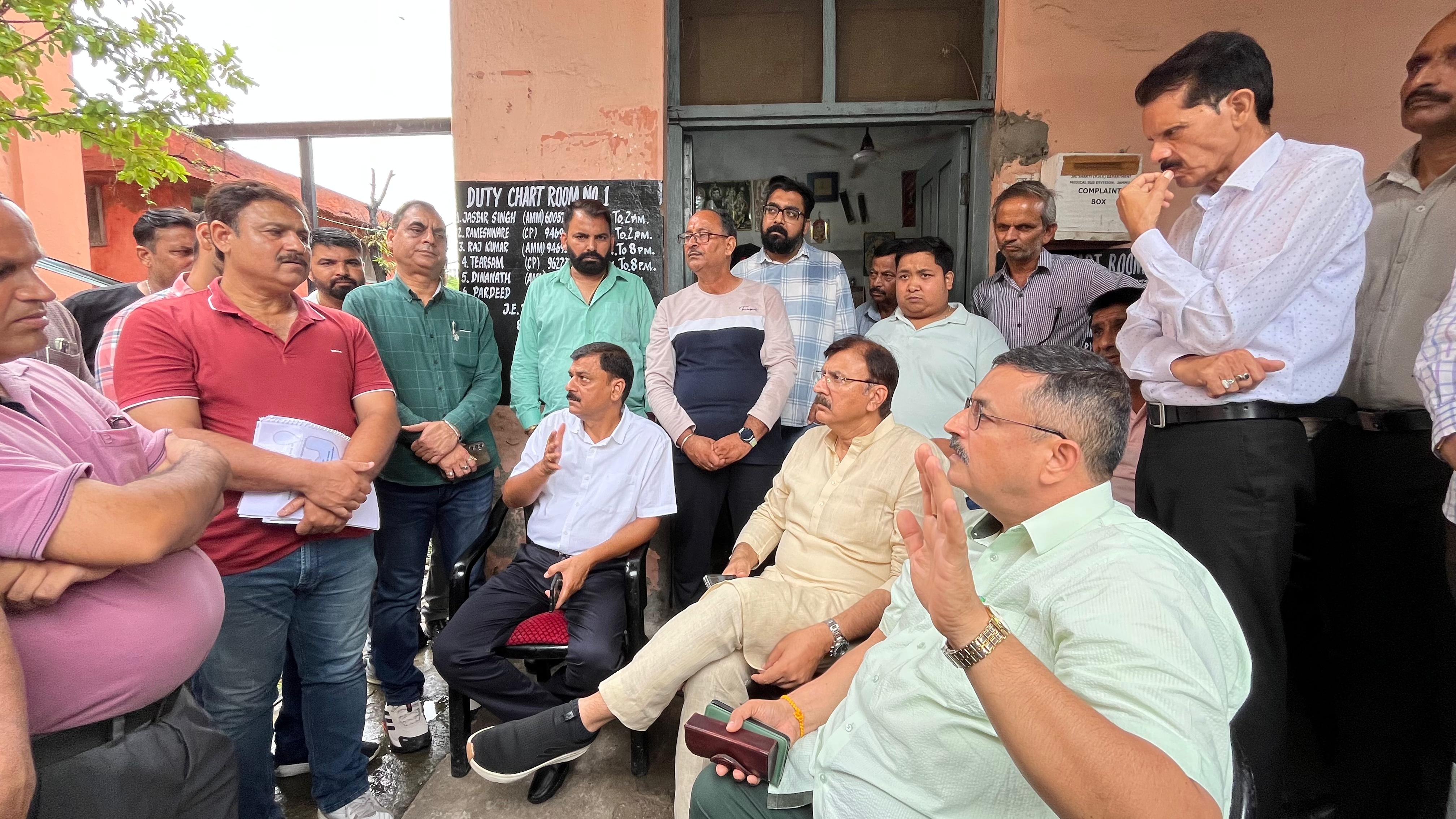 विधायक ने पंपिंग स्टेशन की कार्यप्रणाली की जांच की, लोगों को निर्बाध जल आपूर्ति का दिलाया भरोसा विधायक ने पंपिंग स्टेशन की कार्यप्रणाली की जांच की, लोगों को निर्बाध जल आपूर्ति का दिलाया भरोसा