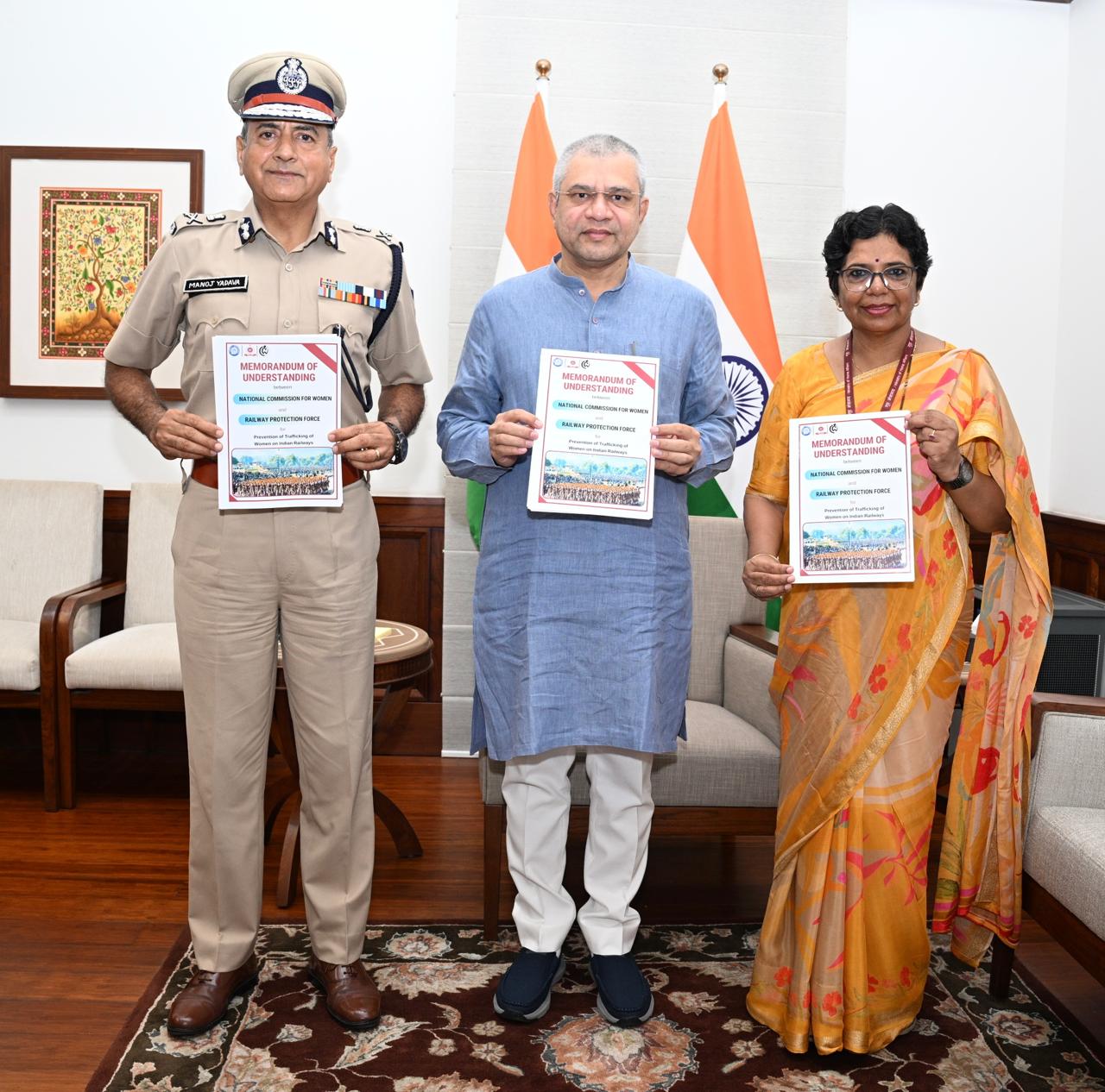 रेल मंत्री अश्विनी वैष्णव एवं राष्ट्रीय महिला आयोग की अध्यक्ष विजया रहाटकर की उपस्थिति में मानव दुर्व्यापार को रोकने के लिए एक समझौता ज्ञापन पर किए हस्ताक्षर रेल मंत्री अश्विनी वैष्णव एवं राष्ट्रीय महिला आयोग की अध्यक्ष विजया रहाटकर की उपस्थिति में मानव दुर्व्यापार को रोकने के लिए एक समझौता ज्ञापन पर किए हस्ताक्षर