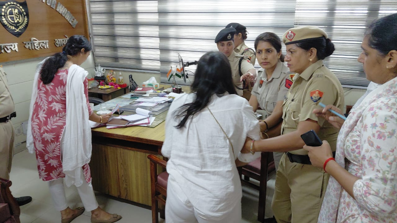 हनीट्रैप की आरोपी को गिरफ्तार करती पुलिस