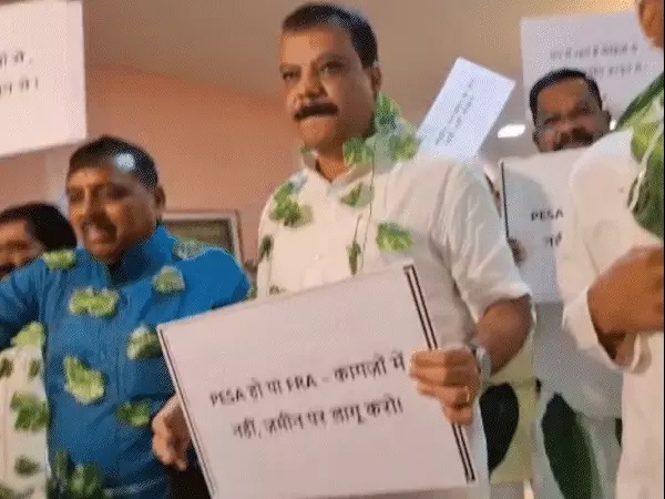 कांग्रेस ने विधानसभा में पेसा कानून को लेकर किया प्रदर्शन कांग्रेस ने विधानसभा में पेसा कानून को लेकर किया प्रदर्शन