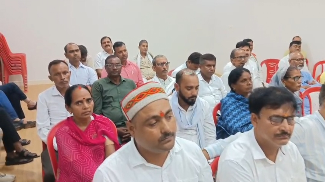 सम्मुख बैठे कार्यकर्ता