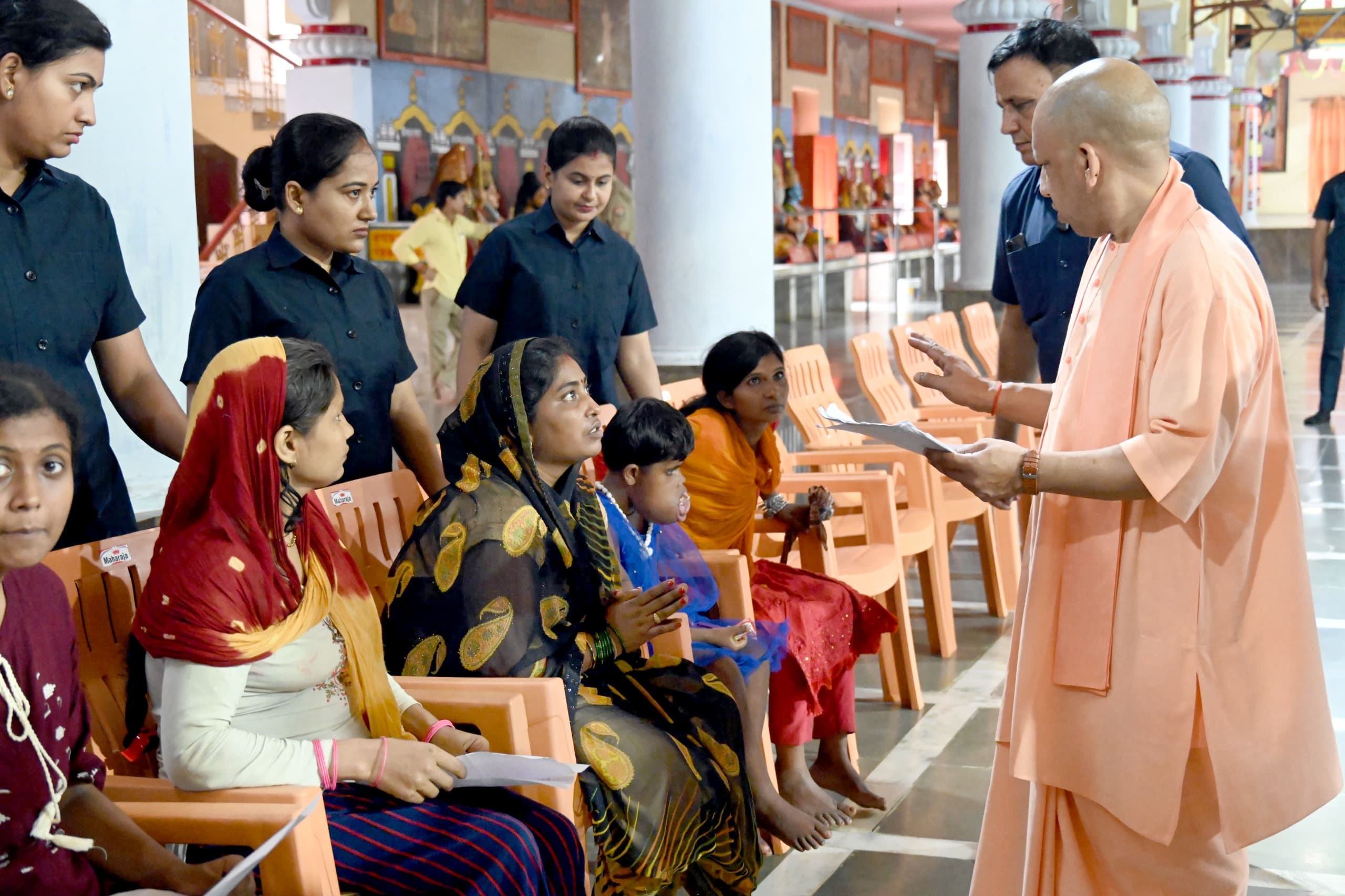 *जनता दर्शन में मुख्यमंत्री ने सुनीं 200 लोगों की समस्याएं* *जनता दर्शन में मुख्यमंत्री ने सुनीं 200 लोगों की समस्याएं*