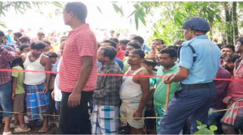 घटनास्थल को घेर कर जांच करती पुलिस घटनास्थल को घेर कर जांच करती पुलिस