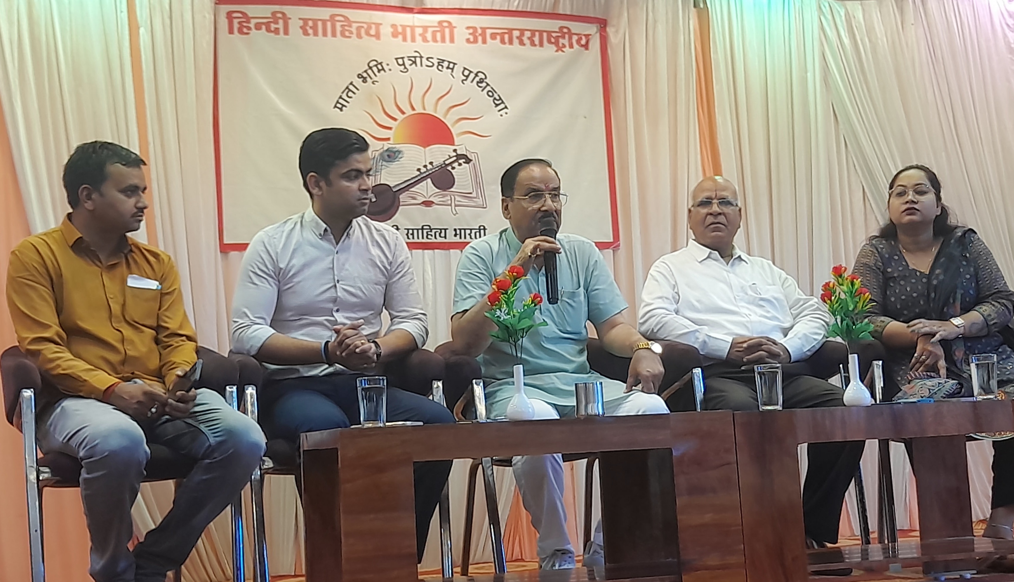 जानकारी देते रवीन्द्र शुक्ल जानकारी देते रवीन्द्र शुक्ल