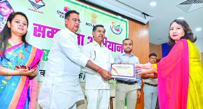 कार्यक्रम में सम्मानित करते हुए कार्यक्रम में सम्मानित करते हुए
